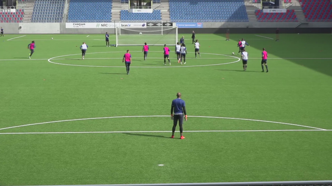 Limer ballen i krysset på bestilling